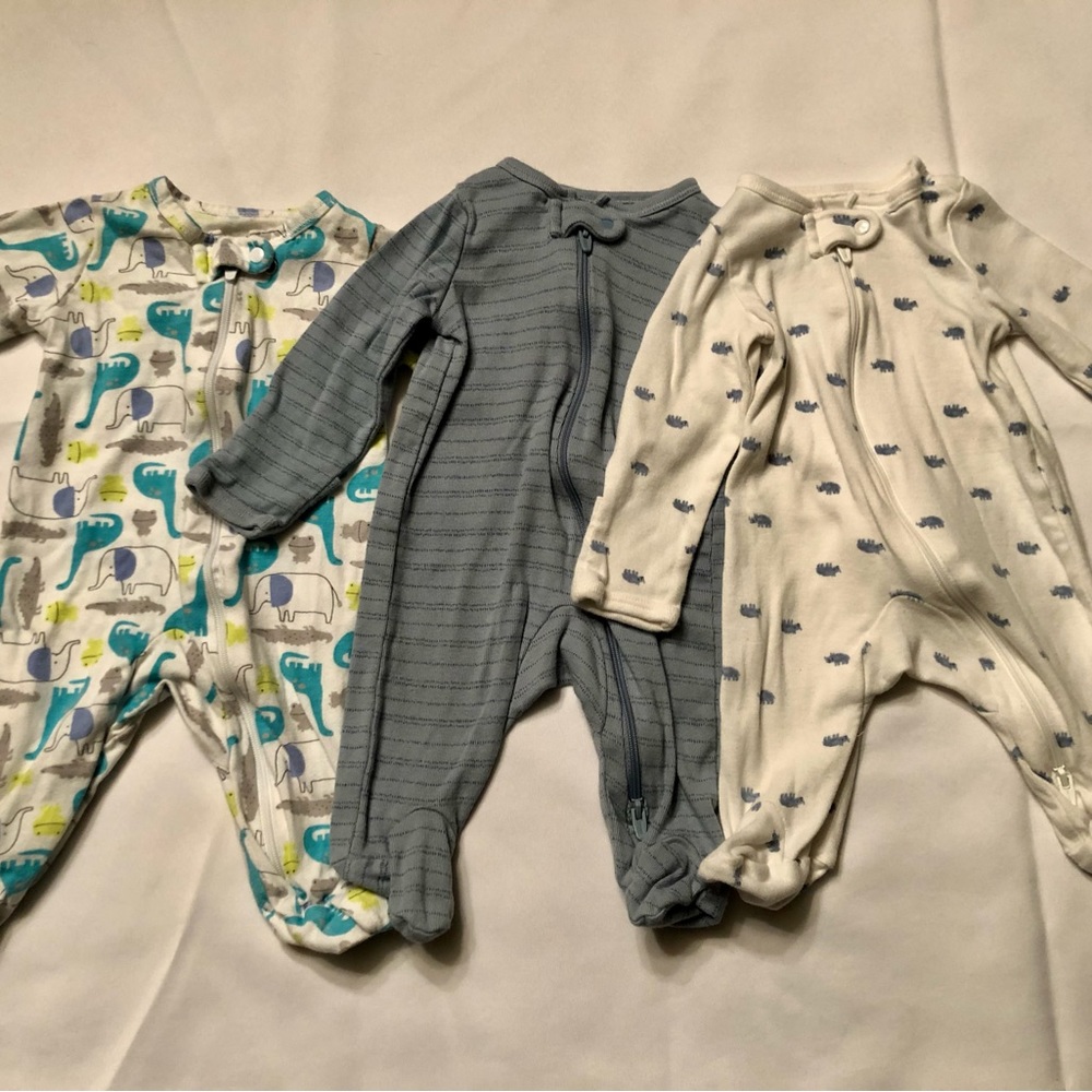 Carter’s Sleep-n-play zipper onsies, set of 3. Like new!
